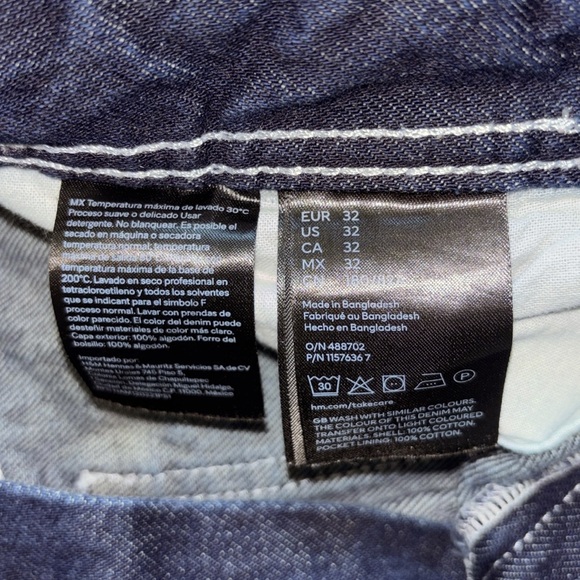 H&M denim relaxed fit carpenter cargo shorts. Size 32 - Picture 4 of 10